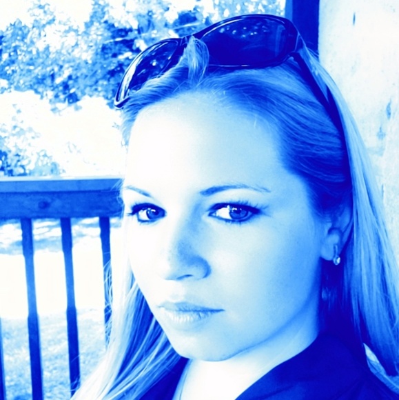 Meet your Posher, Carrie - Picture 1 of 2